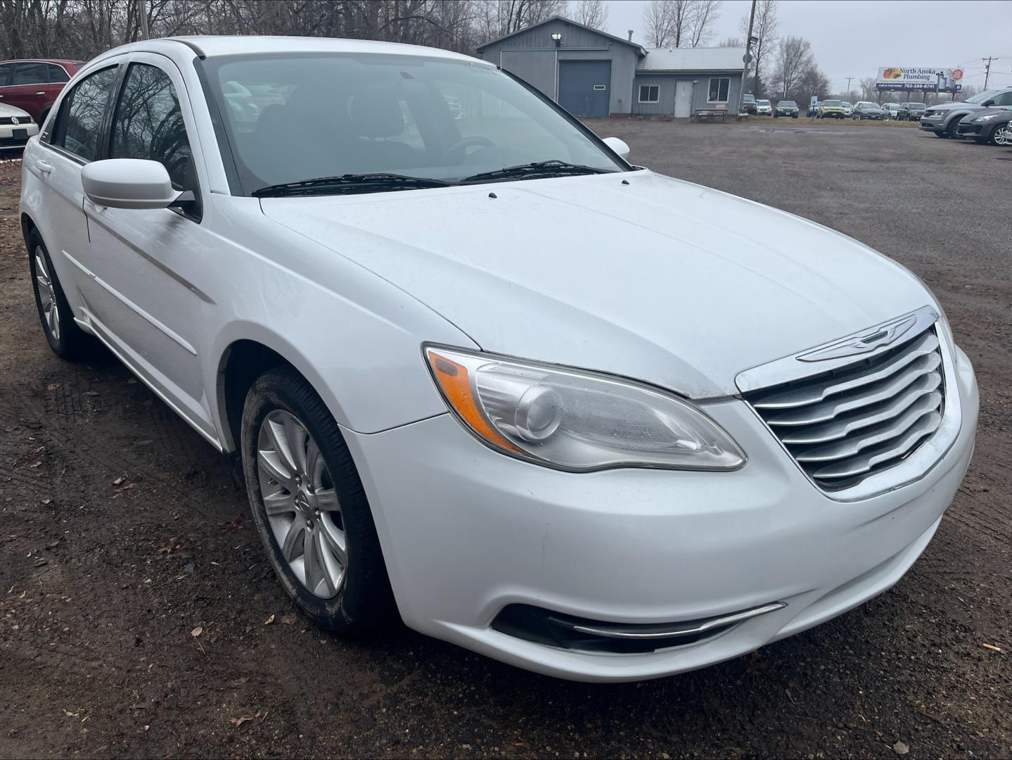 2013 Chrysler 200 (1C3CCBBG6DN) , located at 17255 hwy 65 NE, Ham Lake, MN, 55304, 0.000000, 0.000000 - Photo#2